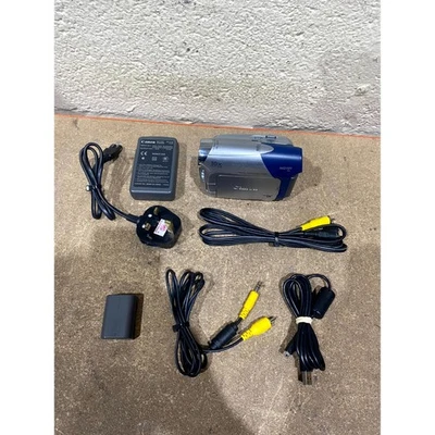 Canon MD101 Digital MiniDV Camcorder 30x Optical Zoom 2.7" Widescreen Colour LCD - Image 1 of 4