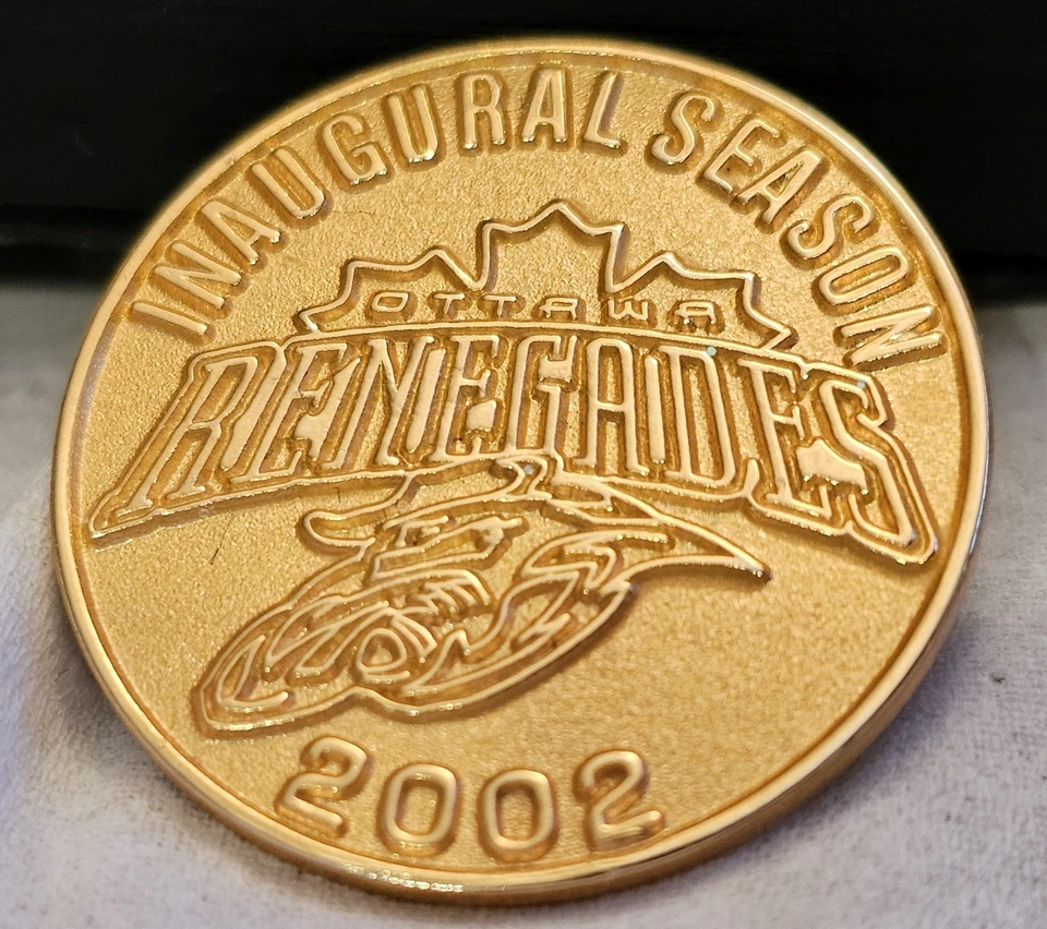 Raro prendedor de fútbol americano Ottawa Renegades CFL temporada inaugural 2002 color dorado brillante Foto 1 de 1