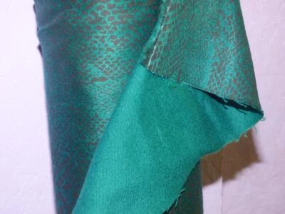 TELA VAQUERA ELÁSTICA VERDE ESMERALDA CON ESTAMPADO DE PIEL DE SERPIENTE NEGRA POR YARDA Foto 1 de 4