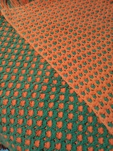 Vintage Handarbeit Waben gehäkelt Wende Bettüberwurf 68 x 58 orange grün - Bild 1 von 8