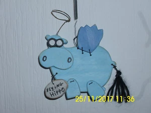 Schwingtier " Flying Hippo " Federtier Deko Geschenk Fensterschmuck Jumper - Bild 1 von 5