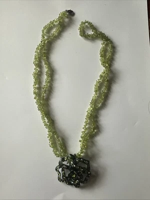 Collar o broche Premier Designs flor de salvia cristal verde estrás Foto 1 de 4