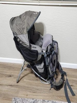 Mochila portabebés Deuter Kid Comfort 3 senderismo negra y topo, parasol para lluvia Foto 1 de 4