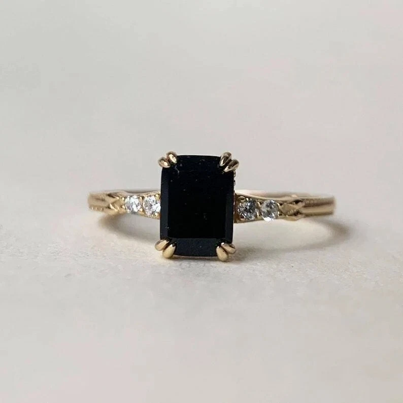Anillo de compromiso de ónix negro dorado de plata de ley delicado anillo de ónix negro para mujer Foto 1 de 4