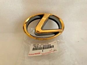 *NEW LEXUS GS300 GS400 GS430 GOLD GRILLE EMBLEM 2001-2005 GRILL OEM RARE FIND - Picture 1 of 3