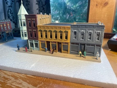 Merchants Row Ho Scale "built up" + 11 premium figures and details - Image 1 of 4