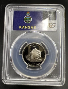 Moneda de un cuarto de dólar Kansas 2005 S 25c graduación profesional PR69 DCAM soporte de bandera - Imagen 1 de 8