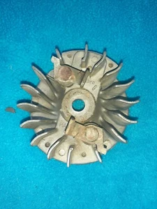 ORIGINAL SABRE S25 BENZIN RASENTRIMMER SCHWUNGRAD MIT TÜLLE TEIL WALBRO 15554 G9 95 - Bild 1 von 3