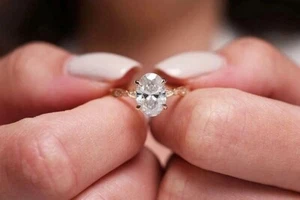 Anillo de compromiso Art Deco de diamantes de corte ovalado de 2,2 quilates con acabado de oro rosa de 14 quilates - Imagen 1 de 6