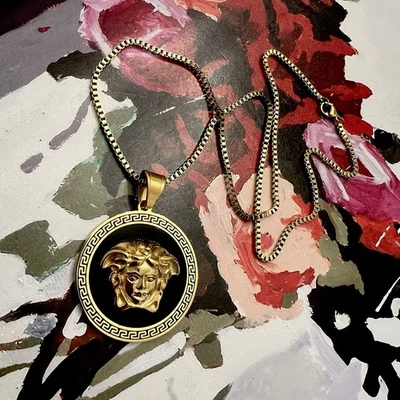 Versace großer Charm-Anhänger Gold und Schwarz / 18 Karat vergoldet Box Kette - Bild 1 von 4