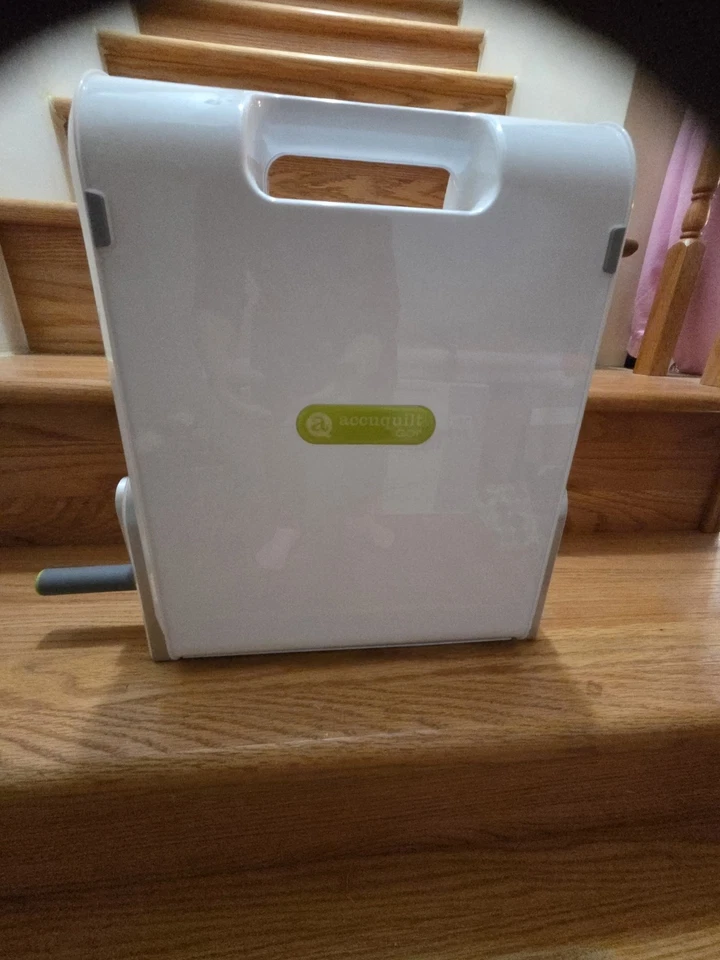 Troqueladora de tela Accuquilt 55100 Go para acolchado.   Ligeramente usado con bolsa. Foto 1 de 4
