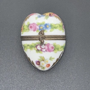VINTAGE LIMOGES PORCELAIN HEART TRINKET BOX -FLOWERS & LADY W/PARASOL LATCH - Picture 1 of 5