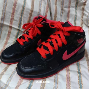 Air Jordan 1 Mid Black Fusion Red 555112-029 - Clean & New Laces US YOUTH 5.5Y - Picture 1 of 10