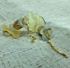 Zarte hellblaue Blume Lucite Ohrringe in Roségold Herz Geschenkbox - Bild 1 von 4