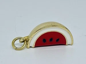 Ciondolo fetta di anguria rossa placcato oro 18 carati semi macedonia frutta vintage circa 3/4" - Foto 1 di 6
