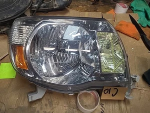 Toyota Tacoma 2005 -15 Headlight Assembly - Picture 1 of 11