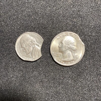 2 PC LOT CLIPPED PLANCHET ERRORS; JEFF 5C TRIPLE CLIP / 1976 WASH 25C DOUBLE CLI - Image 1 of 4