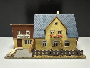 Spur H0 DDR AUHAGEN Wohnhaus Tischlerei Klarlack Pappe Gebäude Piko Modellbahn - Bild 1 von 6