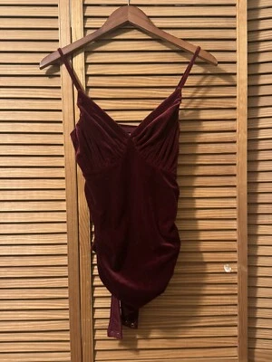 Nuevo con etiquetas Body ajustado Express para mujer borgoña sin mangas de terciopelo aplastado con volantes; XS Foto 1 de 4