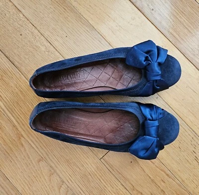 Hispanitas 绒面革芭蕾舞演员风格蝴蝶结低跟高跟鞋 38/8 美国 — 第 1/4 张图片