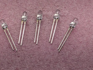 5 piezas. Diodo emisor de infrarrojos 5 mm alto rendimiento 880 nm TEMT880B Three Five - Imagen 1 de 2