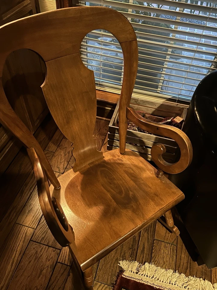 Mecedora antigua grande de madera maciza Foto 1 de 3