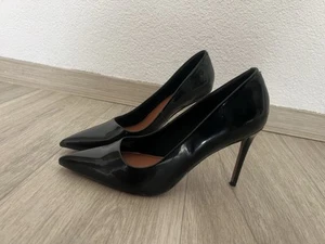 Spitze Pumps in schwarzer Lackoptik mit hohem Absatz - Bild 1 von 4