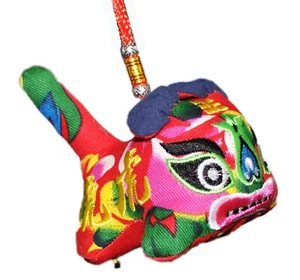 Adorno de tela colgante del zodiaco tigre lunar Holiday Lane con cremallera - Imagen 1 de 4