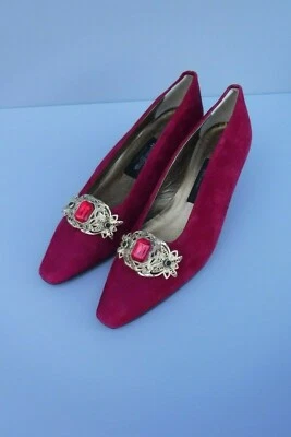 Zapatos de salón bajos vintage Neiman Marcus de gamuza con joyas Italia 6 AA frambuesa Foto 1 de 4