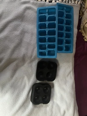 Great condition 2 square plastic ice cube trays, 1 rubber ball ice cube tray - Image 1 of 4