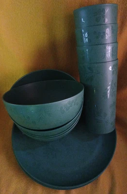 12 pcs Mainstays Plastic Dinner Plates,Cereal Bowls &Tumblers Etched Holly green - Image 1 of 4