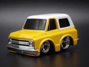 1969 69 CHEVY Chevrolet K5 Blazer Coche Afinado Amarillo 1/64 Escala Modelo - Imagen 1 de 8