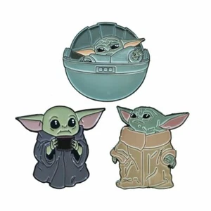 The Mandalorian Baby Yoda Helmet Figure Toy Hard Enamel Pin Badge Brooch - Picture 1 of 7