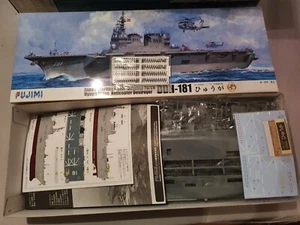 Fujimi JMSDF Hyuga Class Helicopter Destroyer DDH-181 Hyuga +200 Sailors 1/350 - Bild 1 von 1
