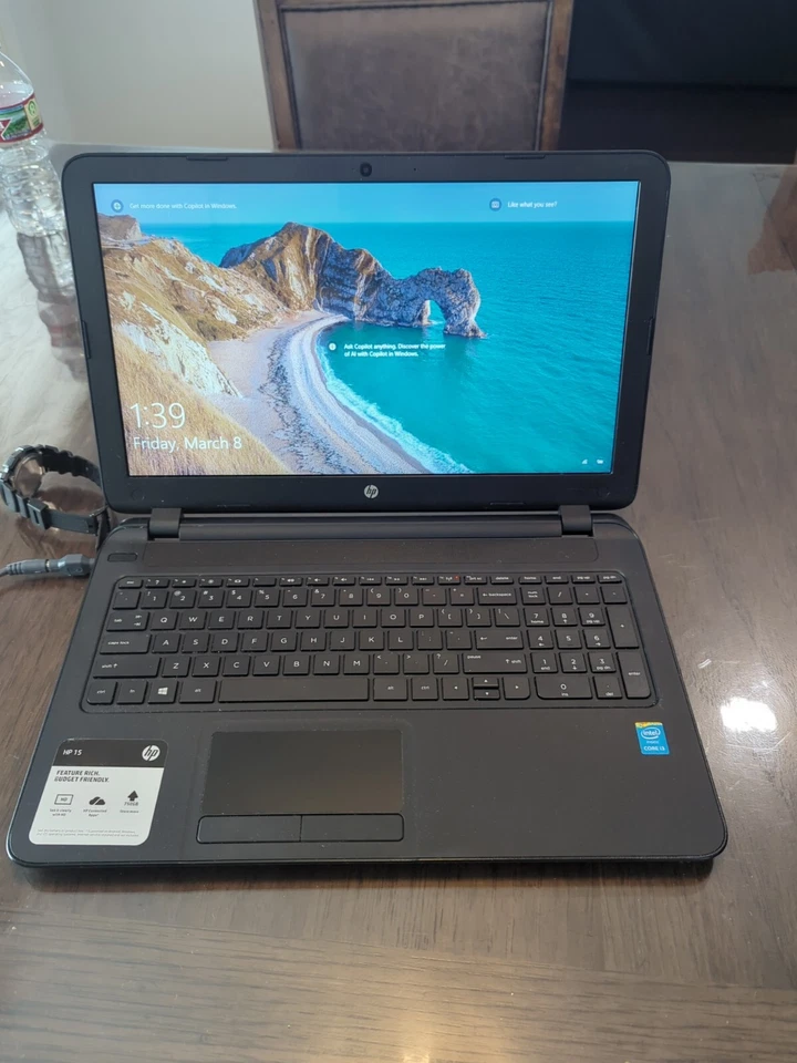 Portátil HP 15, pantalla de 15,6 pulgadas, gris, predeterminado de fábrica Foto 1 de 4