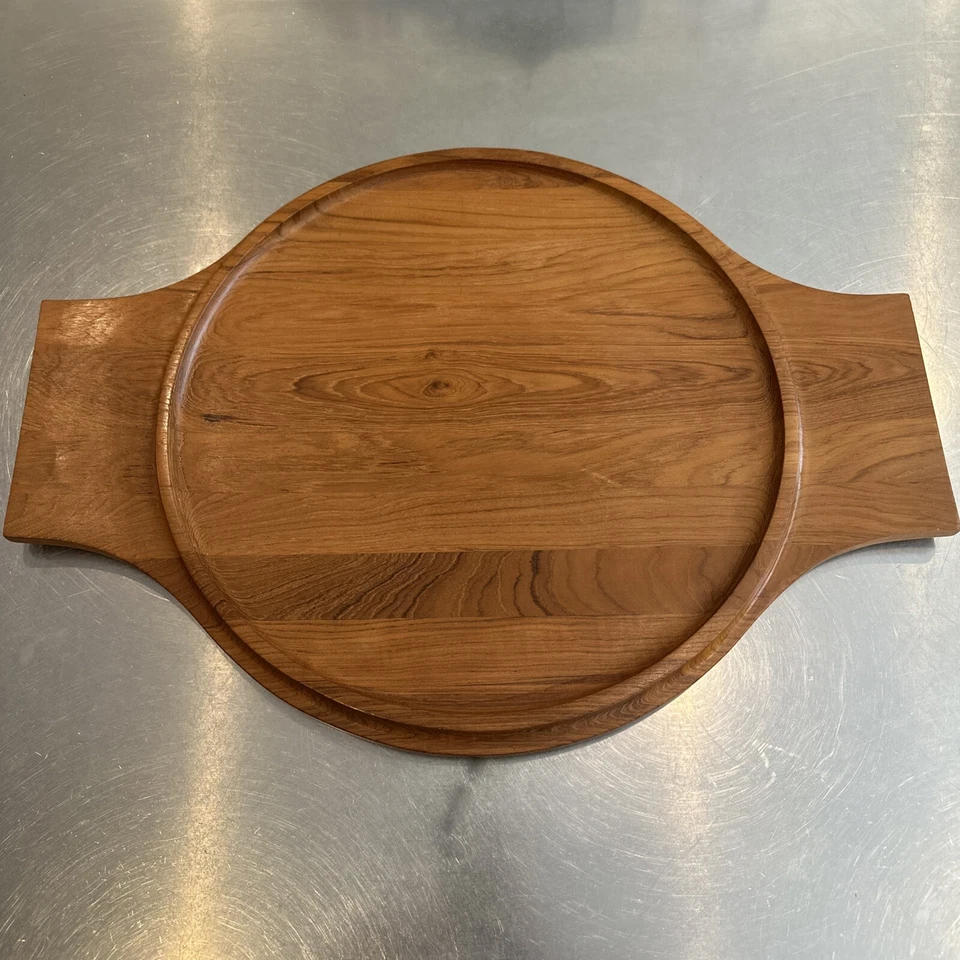 Bandeja para servir de madera de teca moderna danesa Dansk de la década de 1960 con asas de Jens Quistgaard Foto 1 de 4