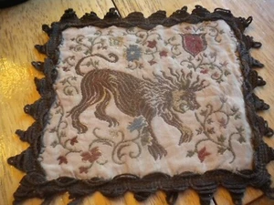 Rosel Productos Vintage Seda Bordada Mesa Decoración Arte Lion Fleur de Lis 7" - Imagen 1 de 2