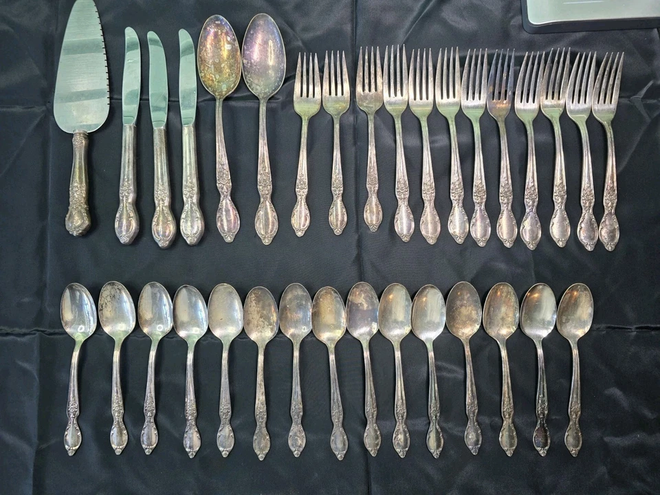 33件装Place Settings Wm Rogers IS“维多利亚玫瑰”镀银餐具  — 第 1/4 张图片