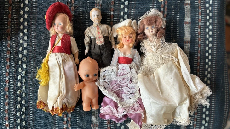 Lote ecléctico de muñecas vintage: 3 moda, 1 bisque, 1 kewpie Foto 1 de 4