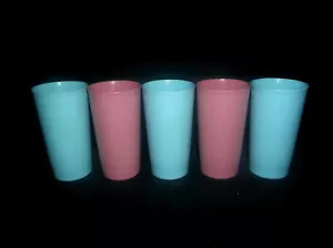 Set di 5 bicchieri Tupperware 12 oz testurizzati 2 rosa polverosa e 3 acqua - Foto 1 di 10