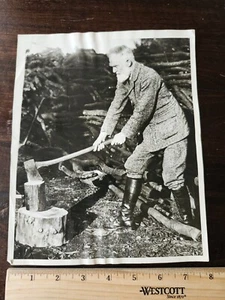 Gran dramaturgo 1942 George Bernard Shaw fotografía original cortando madera - Imagen 1 de 3