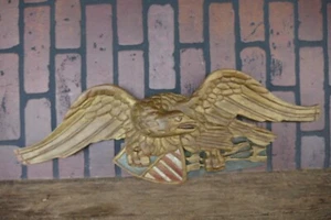 placa de águila tallada madera primitiva antigua pintura original 26 pulgadas de ancho - Imagen 1 de 7