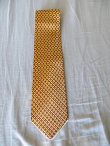 VAKKO TIE ITALY SILK GOLD AND RED PATTERN MINT CONDITION - Picture 1 of 2