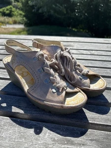 SANDALIAS DE CUÑA FLY LONDON YLFA DE CUERO METÁLICO TALLA 38 EE. UU. 7,5-8 USADAS EN EXCELENTE ESTADO HECHAS EN PORTUG - Imagen 1 de 8