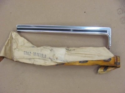 Ford Torino 1968 68 guardabarros delantero inferior derecho moldura GT C8OZ-16A039-B Foto 1 de 4