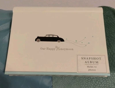 Álbum de fotos instantáneas de luna de miel Hallmark; tiene capacidad para fotos de 30 - 4" x 6" sin usar Foto 1 de 4