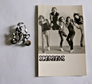 The Scorpions Pewter BADGE & POSTCARD Lot Set RARE Heavy Metal - Imagen 1 de 3