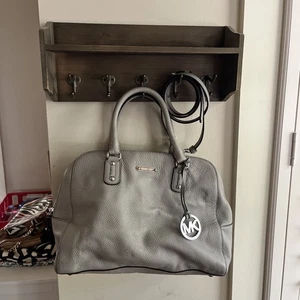 Große graue Michael Kors Bowler Tasche mit langem Riemen - Bild 1 von 9