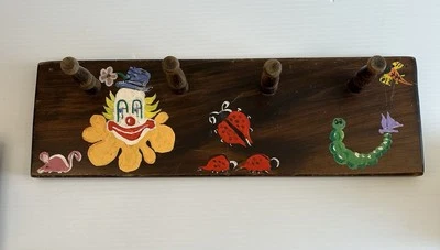 "Perchero de madera vintage pintado a mano de 17-1/2"" para habitación de niños ~ payaso Ladybug" Foto 1 de 4