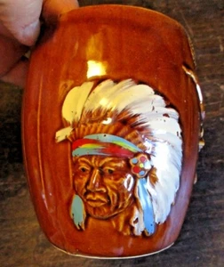 TAZA/TAZA DE RECUERDO OKLAHOMA DE COLECCIÓN ~ CABEZA INDIA CON TOCADO ~ DIRECCIÓN ~ POZO DE ACEITE ANTIGUO - Imagen 1 de 7